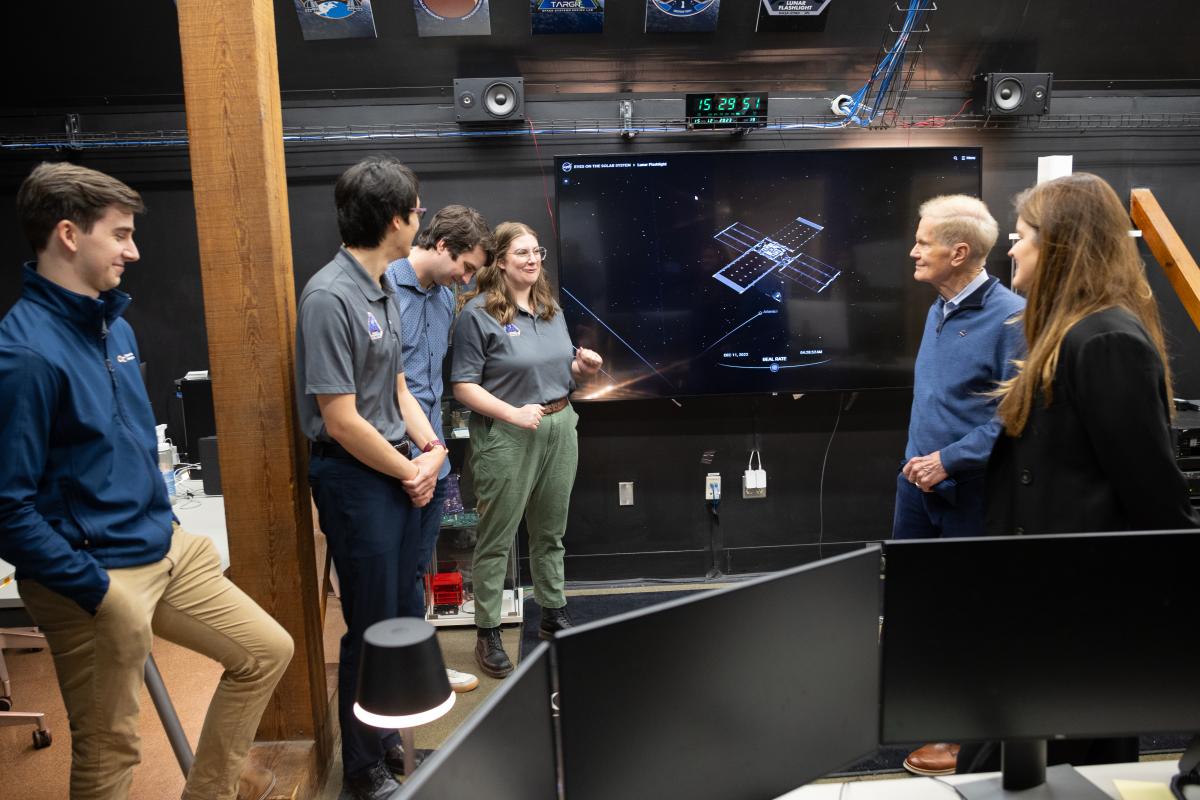 Bill Nelson and NASA guests visit the AE School's research labs